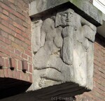 Sluitsteen met vrouwen van Chris Hassoldt
              <br/>
              Gert-Jan Lobbes, 2015